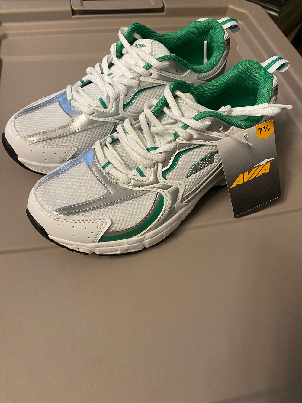 NWT Avia White & Green women’s 7.5 Athletic Sneakers (Irish, sporty, Eagles)